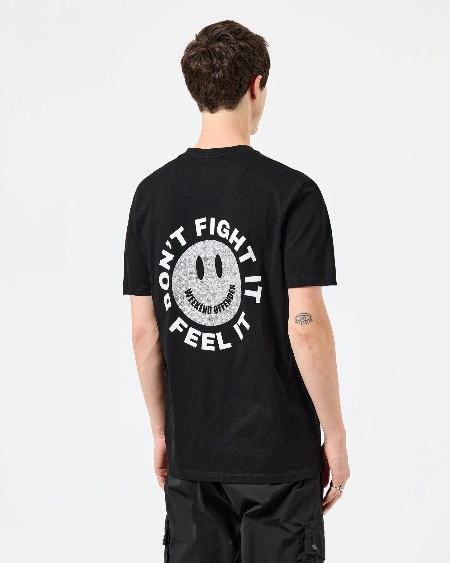 Weekend Offender Feel It Grafisk T-shirt // SVART